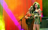 Amy Winehouse, acquistato all'asta per 243mila dollari il vestito del suo ultimo concerto